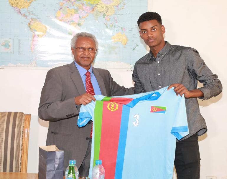 Ambassador Zemede Tekle, the Commissioner of Culture and Sports of Eritrea, poses with Isak during his visit to the country