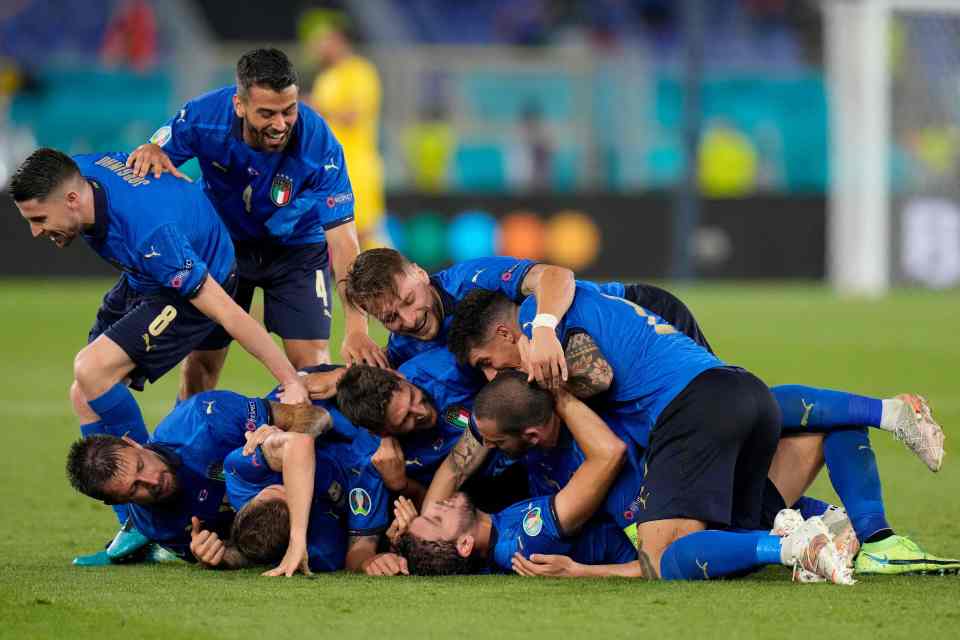 Italy sent out a stern warning to their Euros rivals by beating Switzerland 3-0