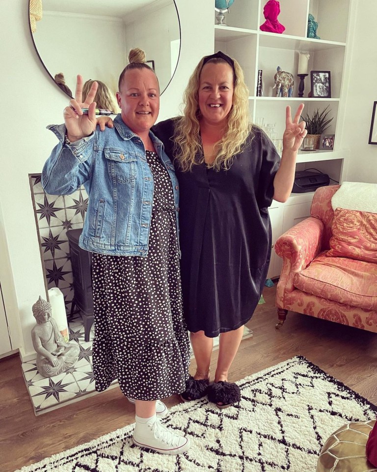 Lorraine posed with her lookalike sister Donna