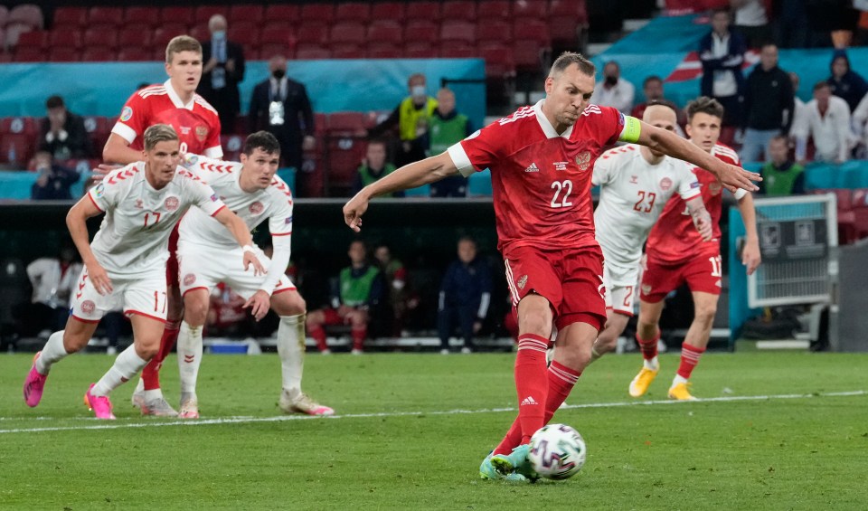 Russia's Artem Dzyuba halves the deficit with this penalty on 70 minutes