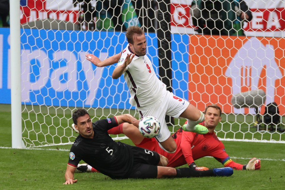 Harry Kane failed to convert after rounding Manuel Neuer