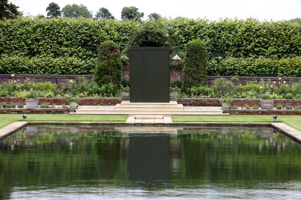 The statues is in the Sunken Garden of Kensington Palace