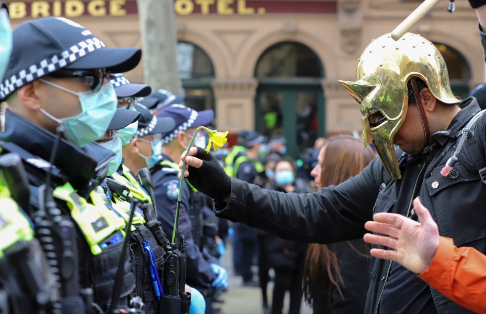 A anti-lockdowner gives police a dafodil