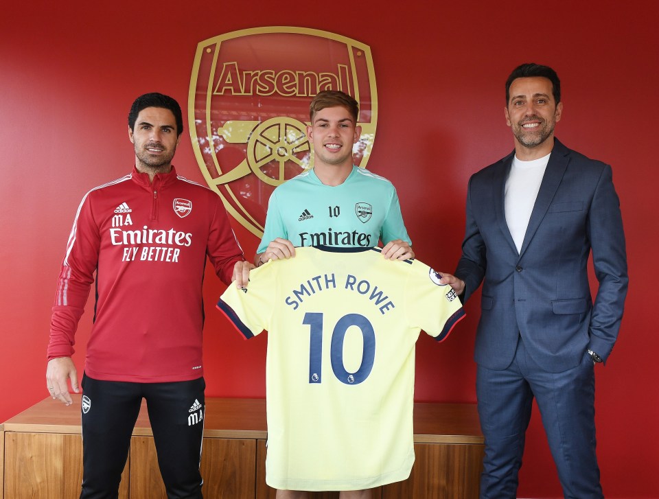 Smith Rowe poses with his new No10 shirt alongside Mikel Arteta and Edu