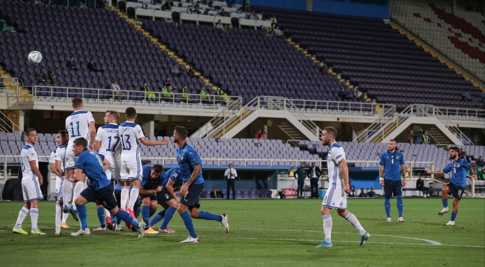 Italy's stars will often form a wall in front of the opposition wall as a distraction