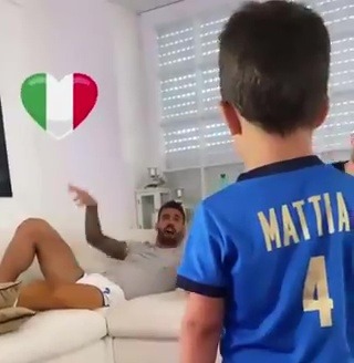 Injured Italy star Leonardo Spinazzola warmed hearts by signing the Italian national anthem with his son