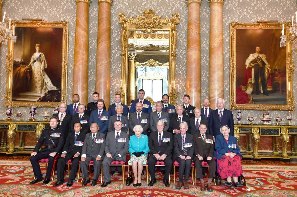 The Queen poses with the recipients of the Victoria Cross and George Cross medals in 2019