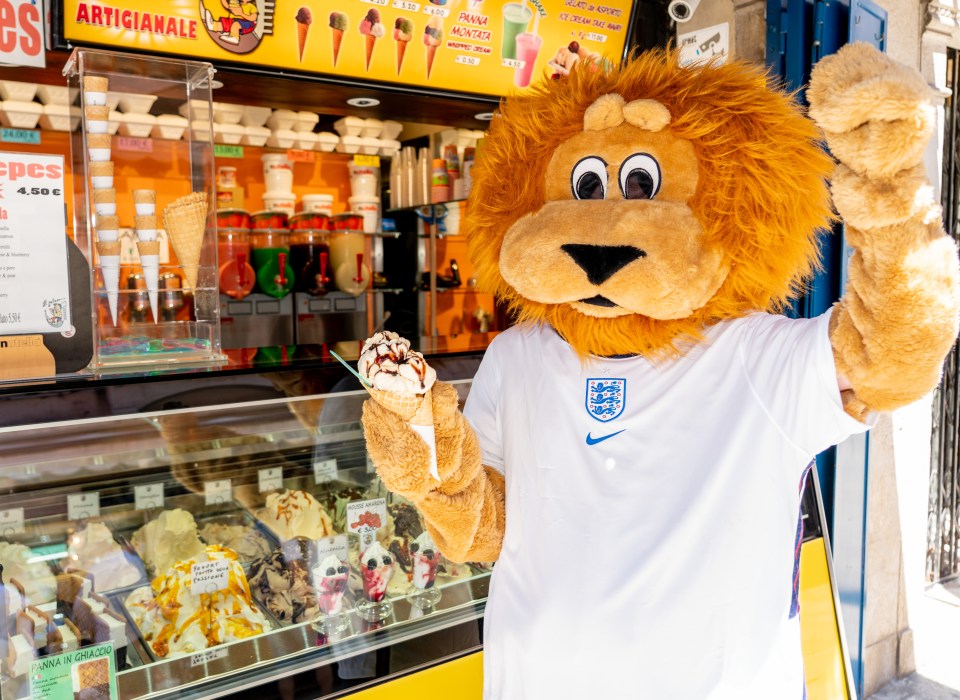 When in Venice… Harry also stopped for an ice cream to let Italy know our boys will lick them tonight