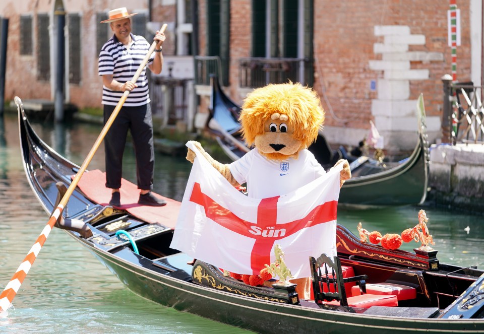 Harry Mane unfurls our England flag on a Venice gondola ahead of tonight’s final