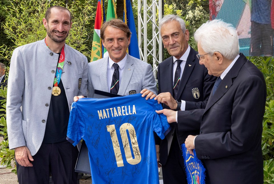 Roberto Mancini presents Sergio Mattarella with his own signed shirt