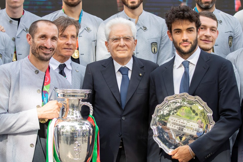 Giorgio Chiellini and Matteo Berrettini pose with President Mattarella