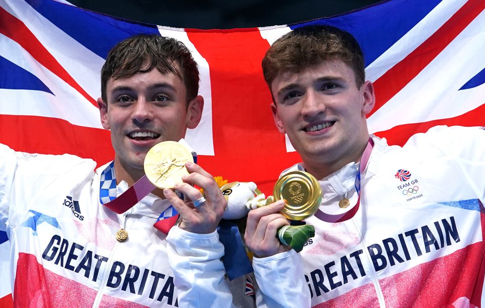 Daley and Lee pose with their gold medals