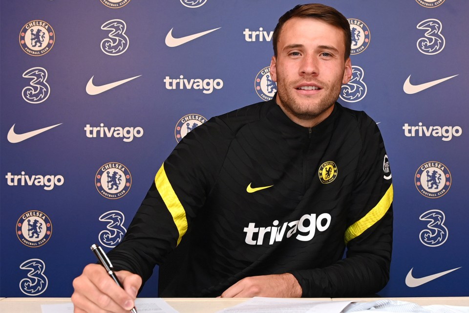 Chelsea have signed former Fulham goalie Marcus Bettinelli on a free transfer