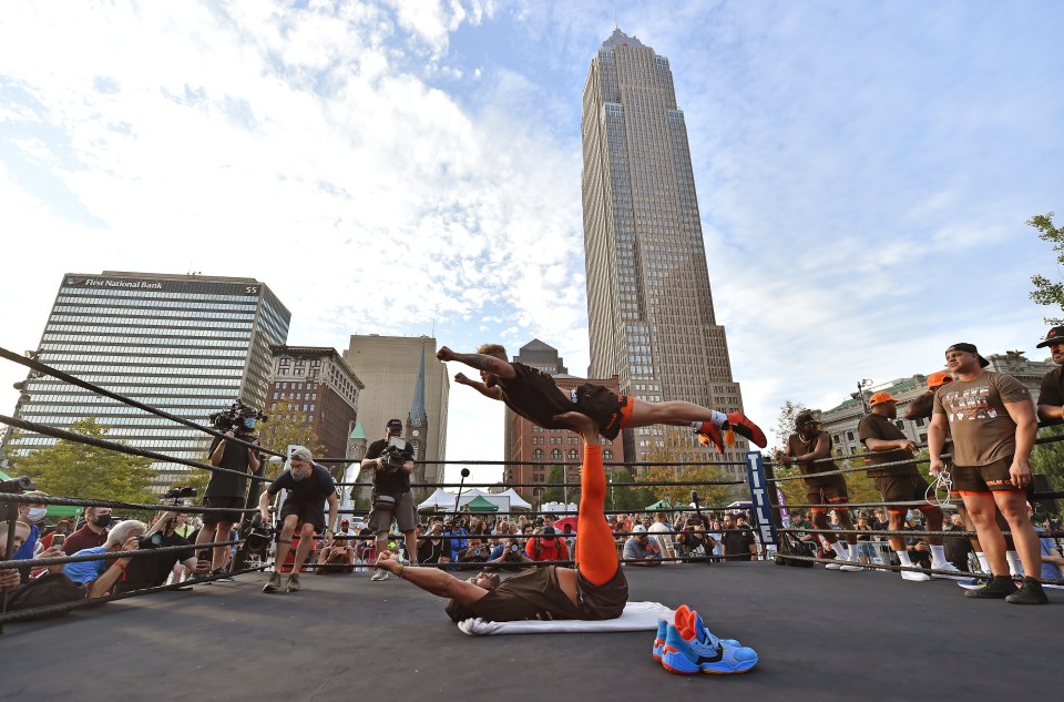 Paul warmed up the crowd with some acrobatic exercises