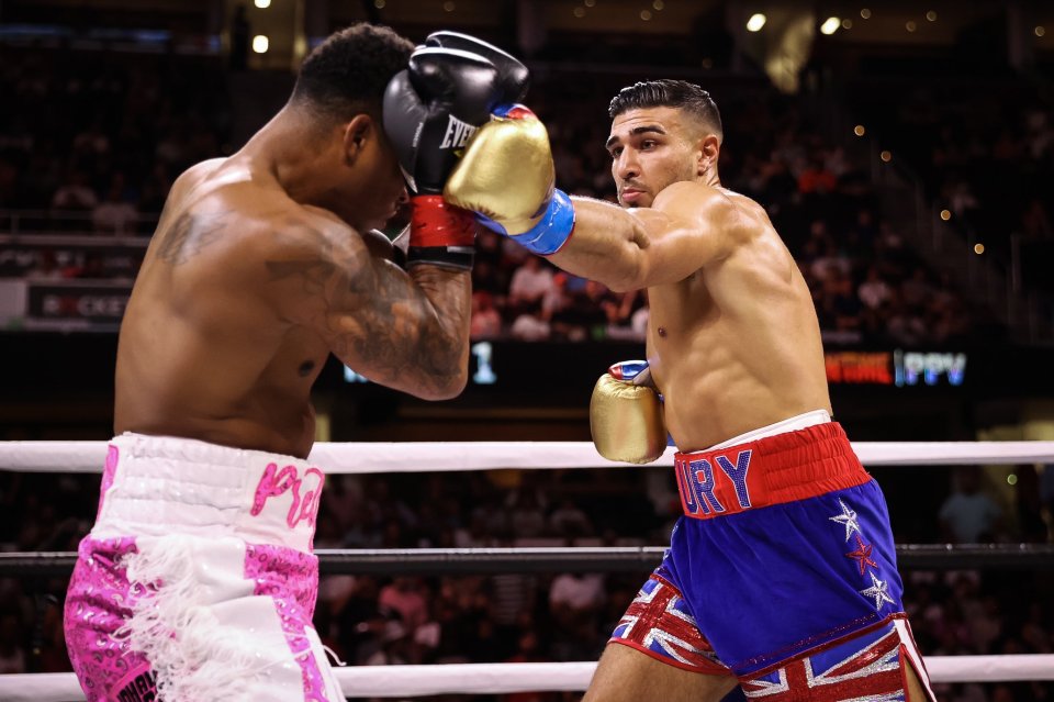 Tommy Fury cruised to victory in his American debut on Monday morning