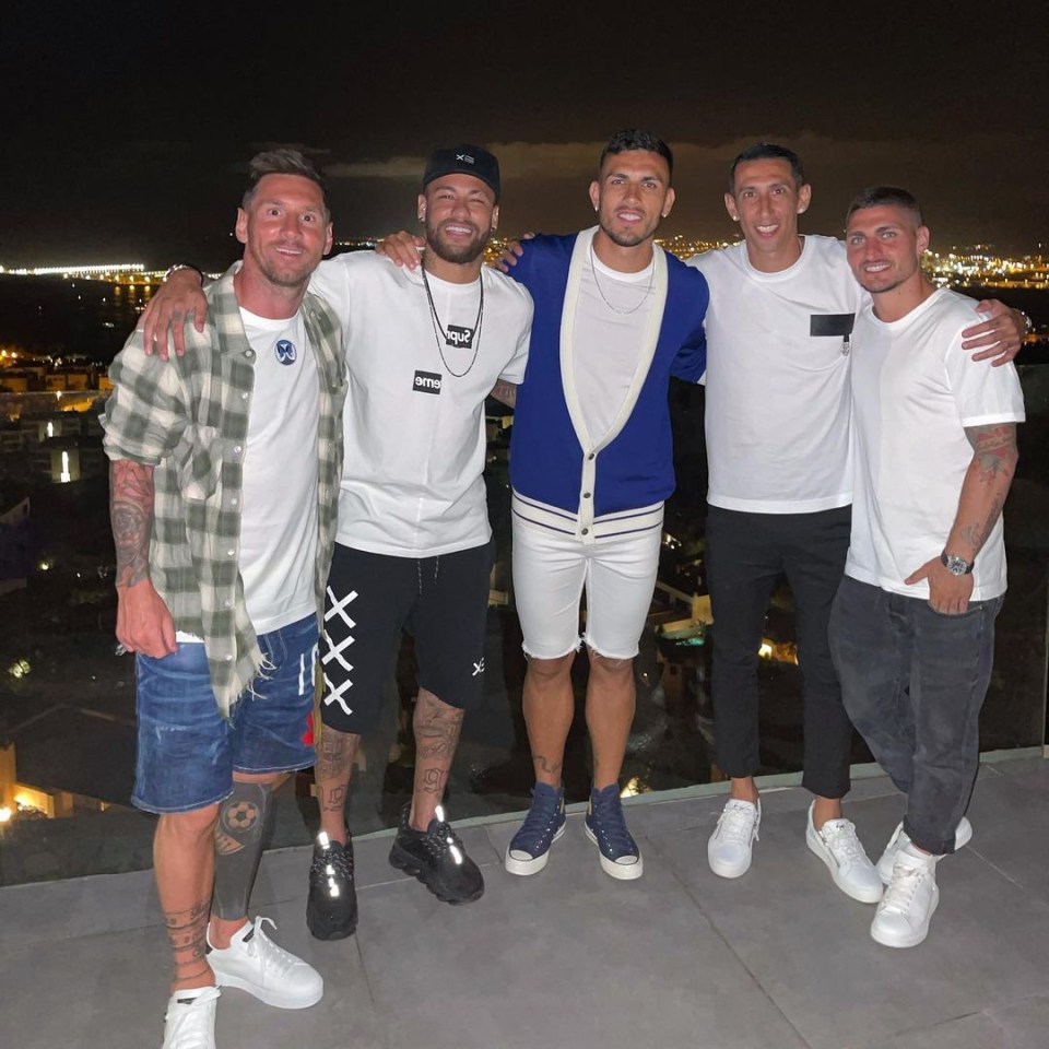 Neymar posed for a picture with Messi, Angel Di Maria, Marco Verratti and Leandro Paredes the same night Biancardi was snapped with his pals wags