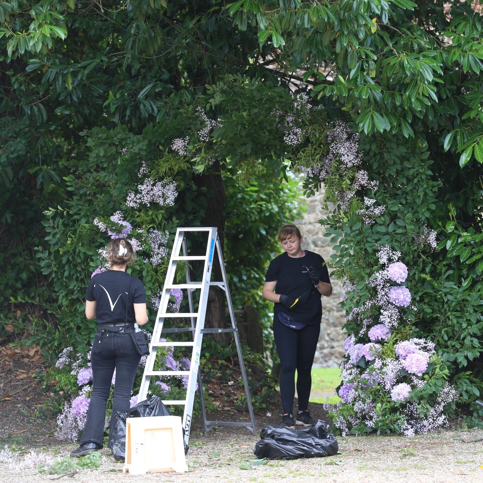 Some of the flowers were seen being arranged into a stunning arch