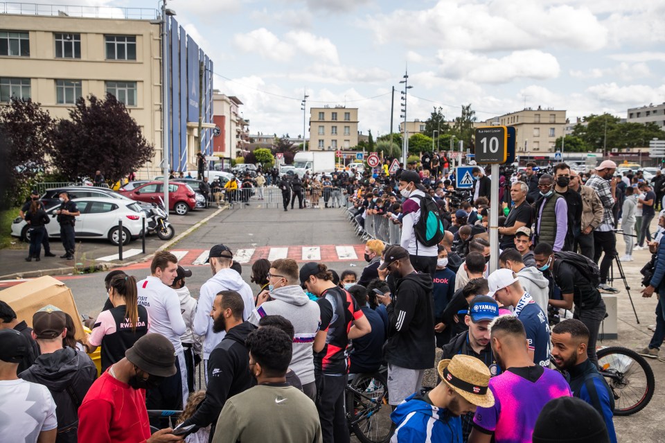 Paris Saint-Germain fans flock to the airport to welcome Messi