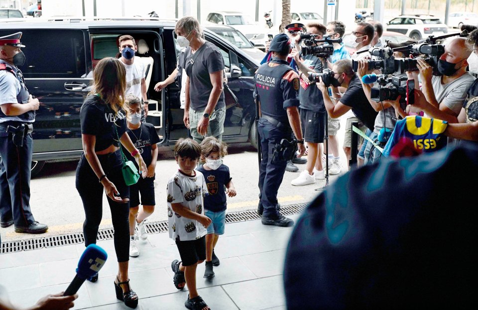 Messi arrived at the airport with his family