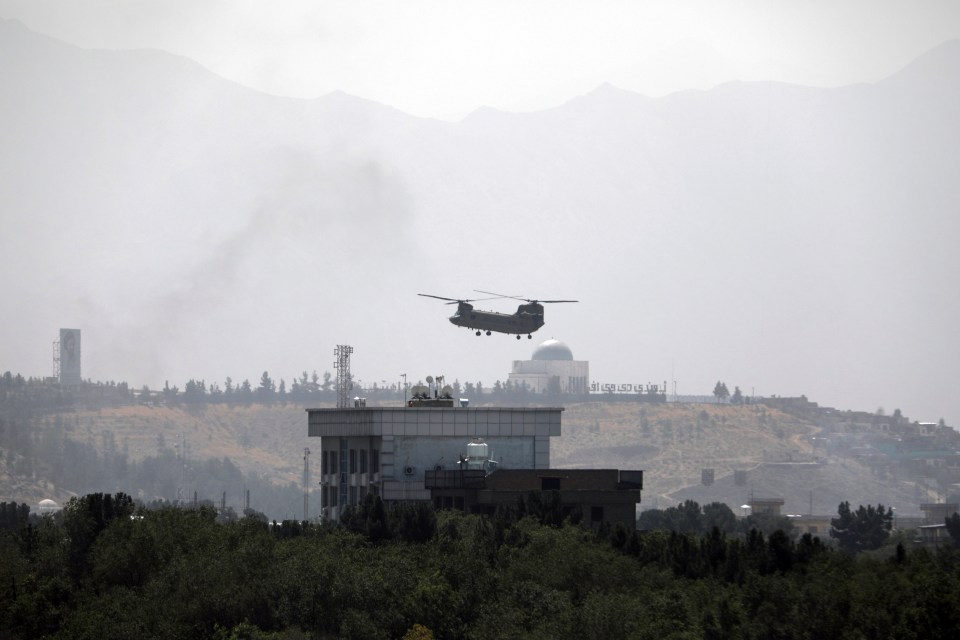 US helicopters arrive to airlift out their last personnel