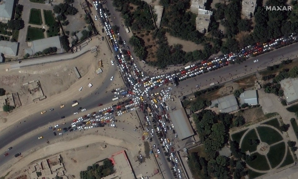 Deadlocked roads as people attempt to flee Kabul