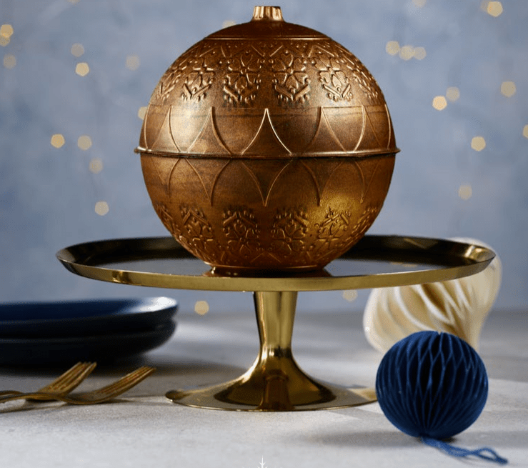 This bauble cake should make a nice centrepiece on any Christmas table this year