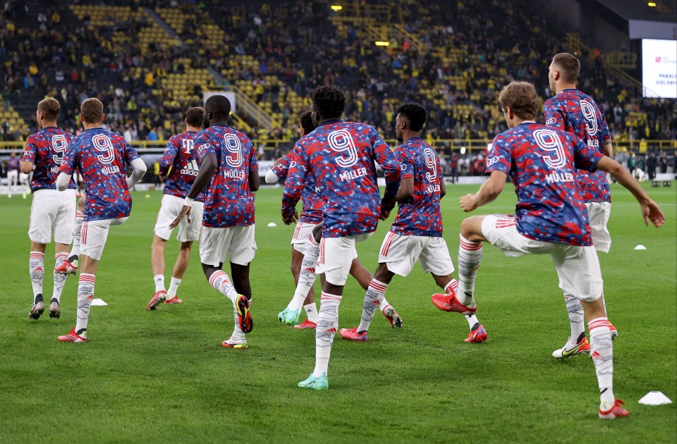 Bayern players went through their pre-match drills wearing Muller on their backs