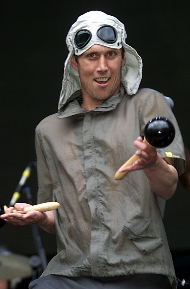 Bez dances and plays the maracas - seen here in 2000