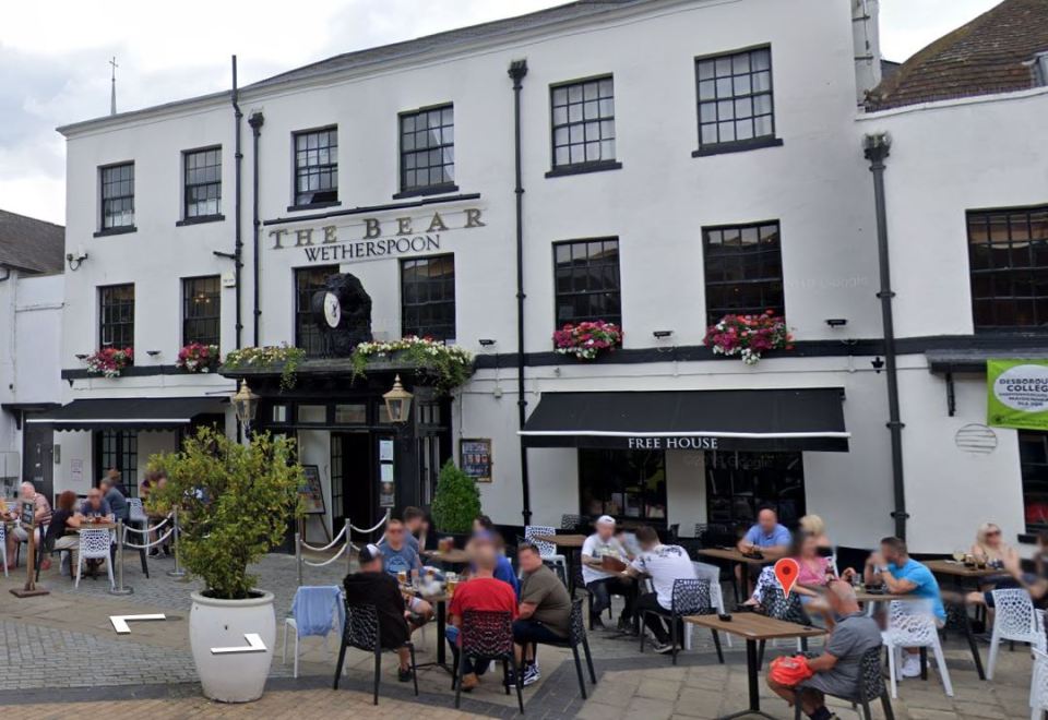 Punters at The Bear in Maidenhead, Berkshire copped an eyesful as well as a pint