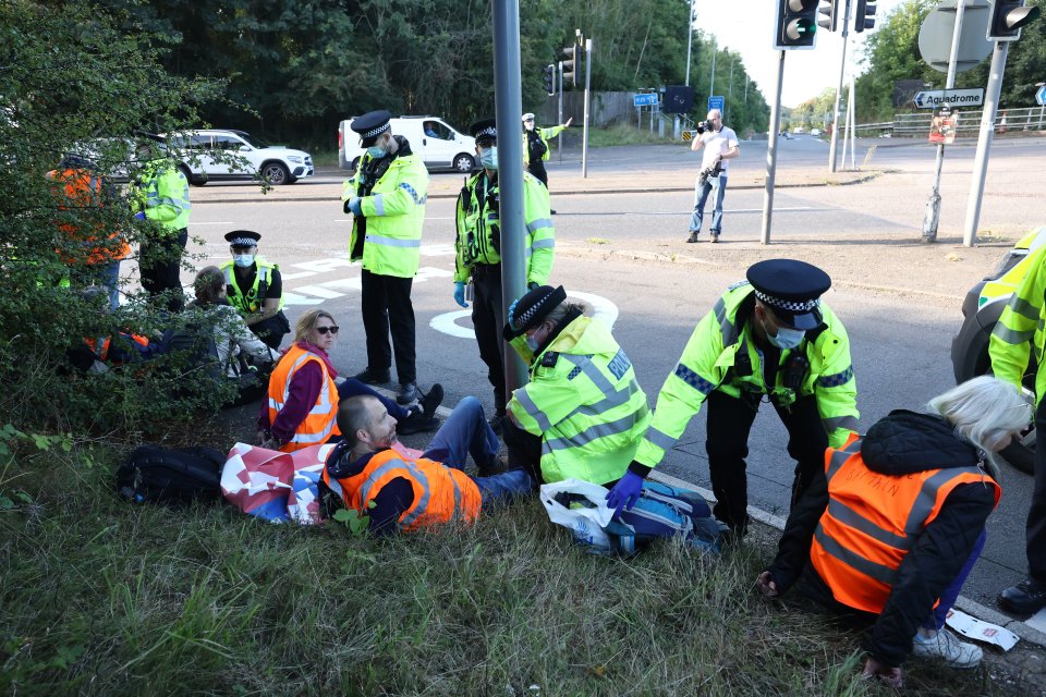 Insulate Britain attempt to blockade the M25 at junction 18 near Rickmansworth