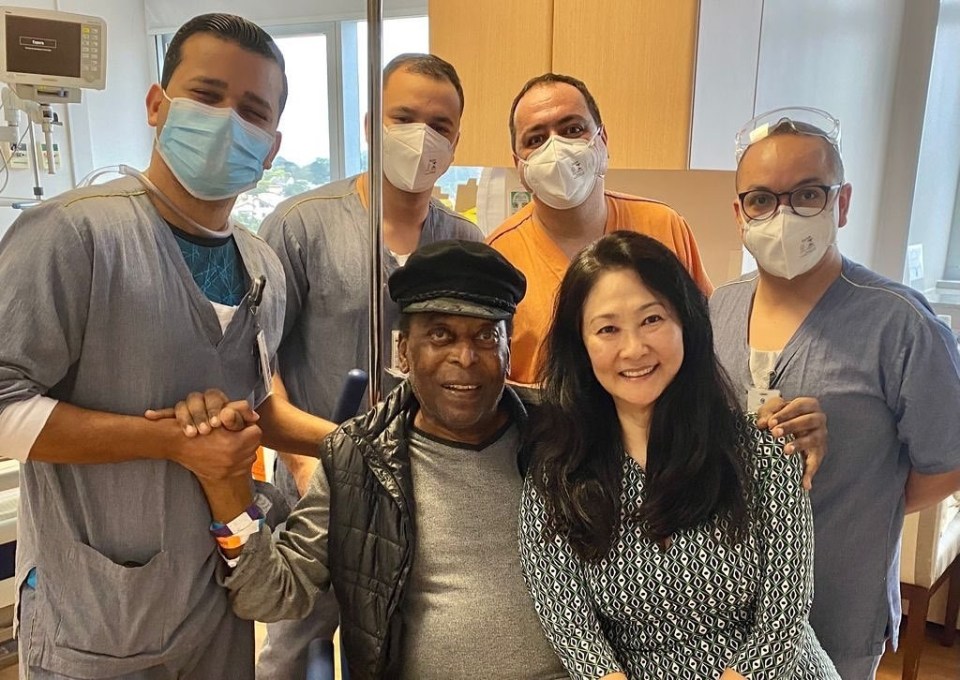 Pele shared this snap of him and his wife after being discharged from intensive care