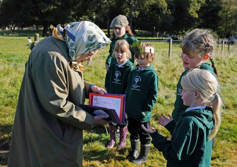 Schoolchildren presented the Queen with a card