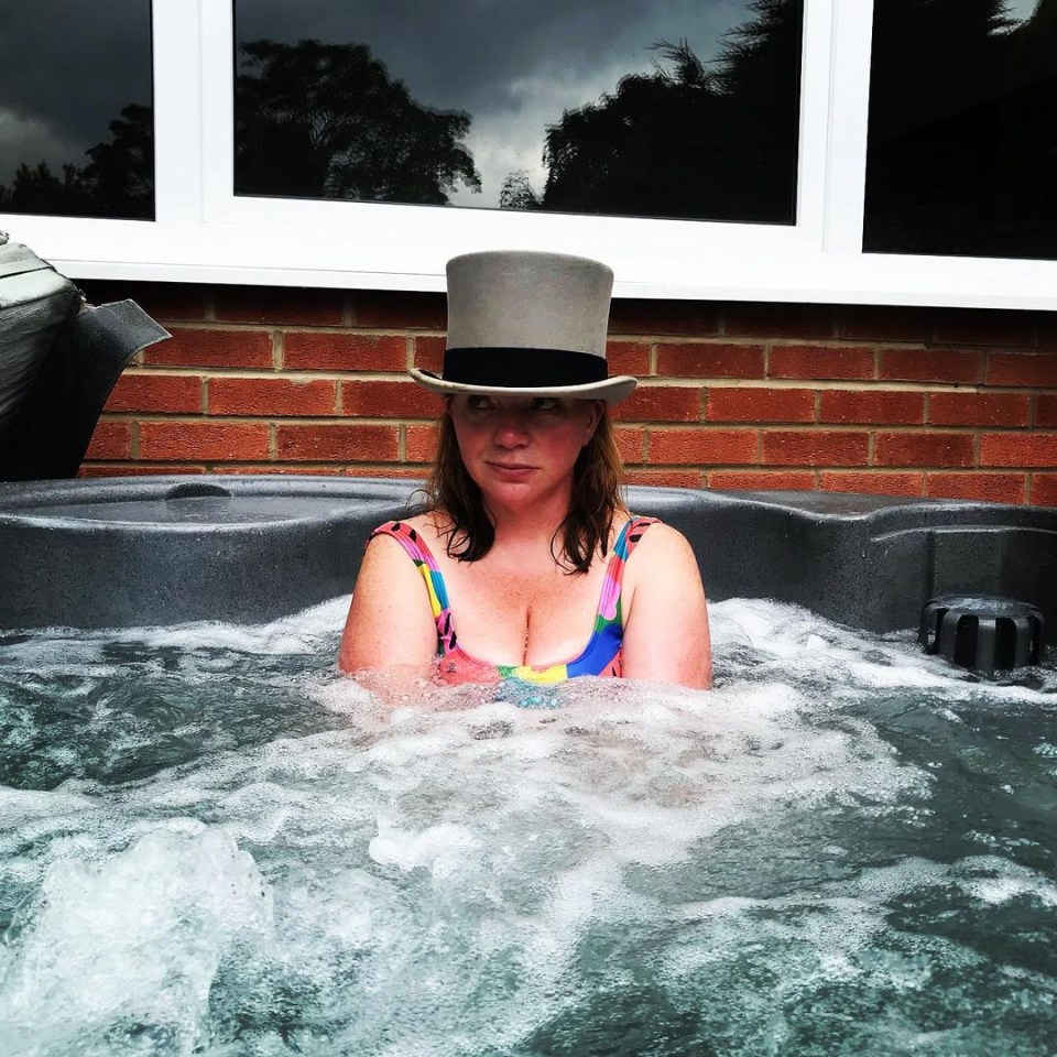 Kate even has a huge hot tub that she likes to soak in