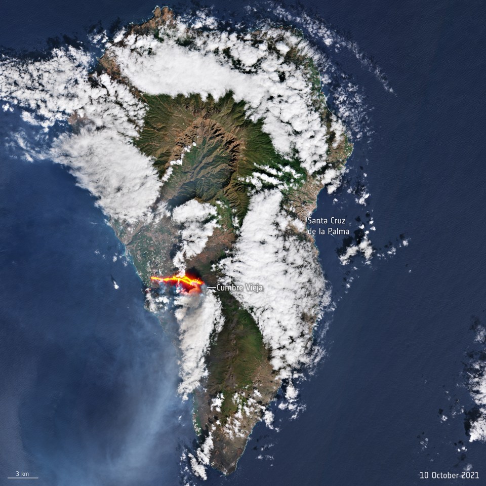 The conical crater formed at the beginning of the eruption has partially collapsed, generating new lava flows north of the earlier lava stream