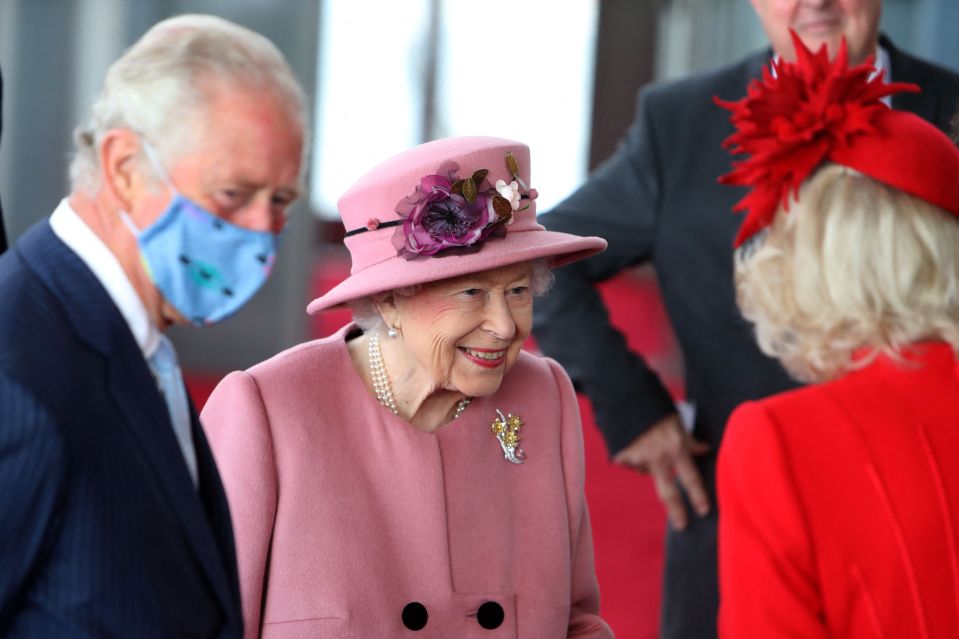 The Queen added a Welsh Daffodil broach to her outfit