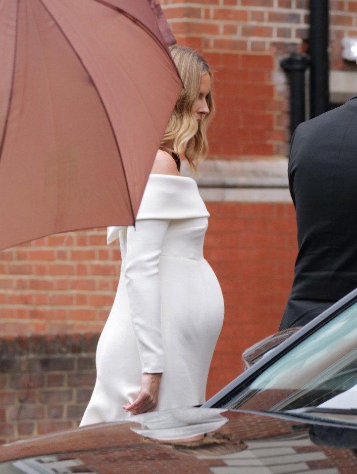 Pregnant Frida looked stunning in her white wedding gown