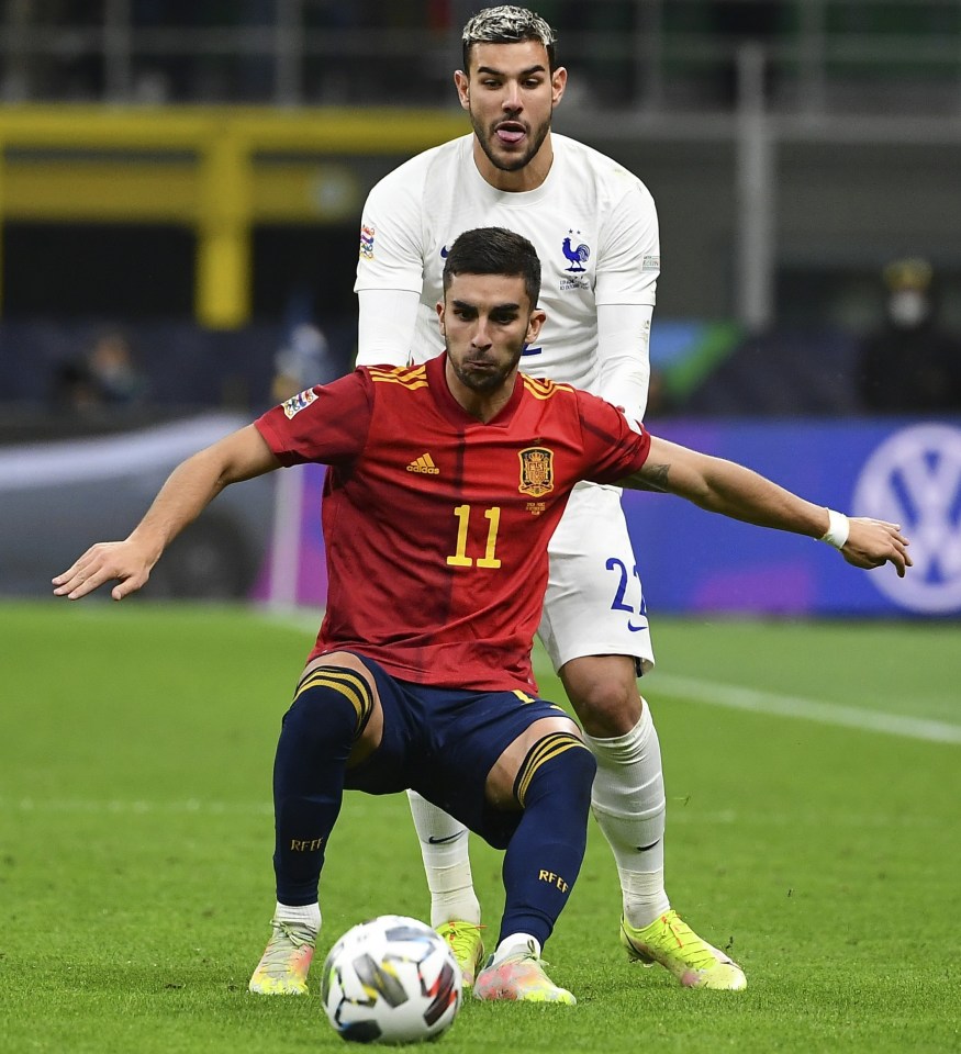 Torres holding up Theo Hernandez in the Nations League final