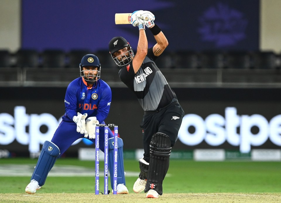 The Black Caps eased to an eight-wicket victory with Daryl Mitchell hitting 49 from 35 balls