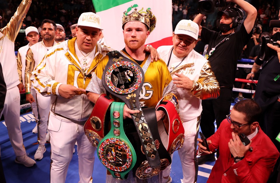 Canelo Alvarez became the first ever undisputed super-middleweight champion