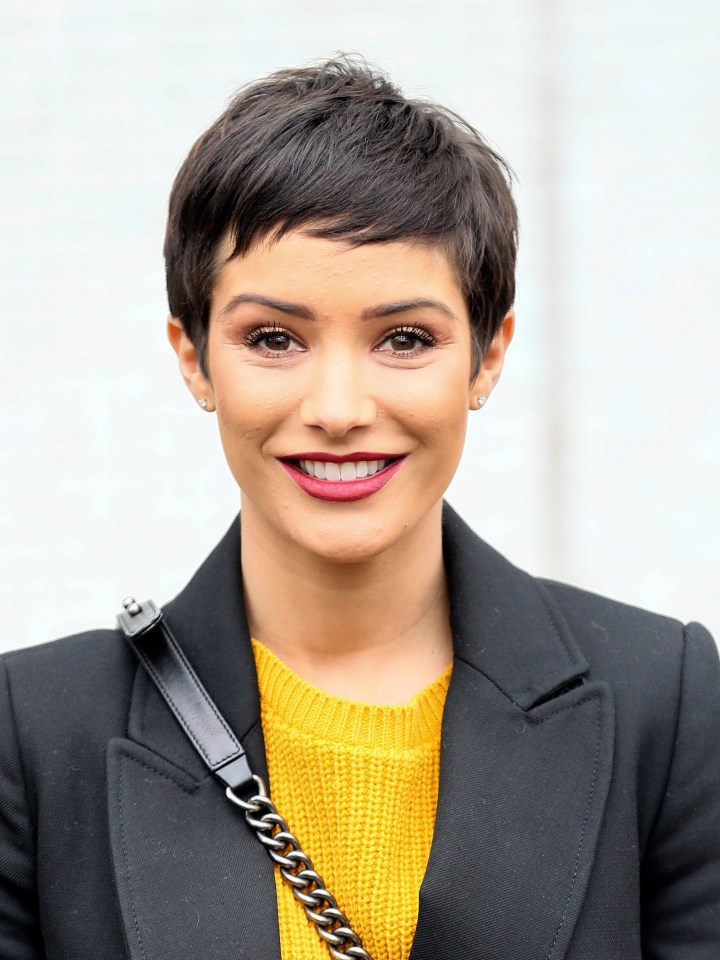 A year later in 2018, Frankie went back to the dark side with a brown short look