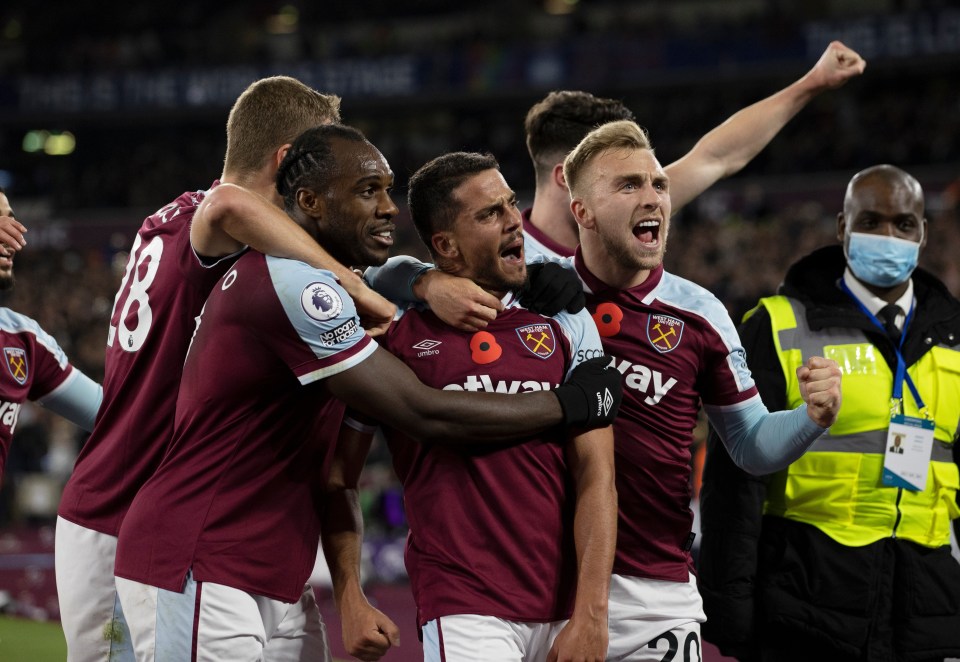 Liverpool's unbeaten start to the season ended as they lost 3-2 at West Ham