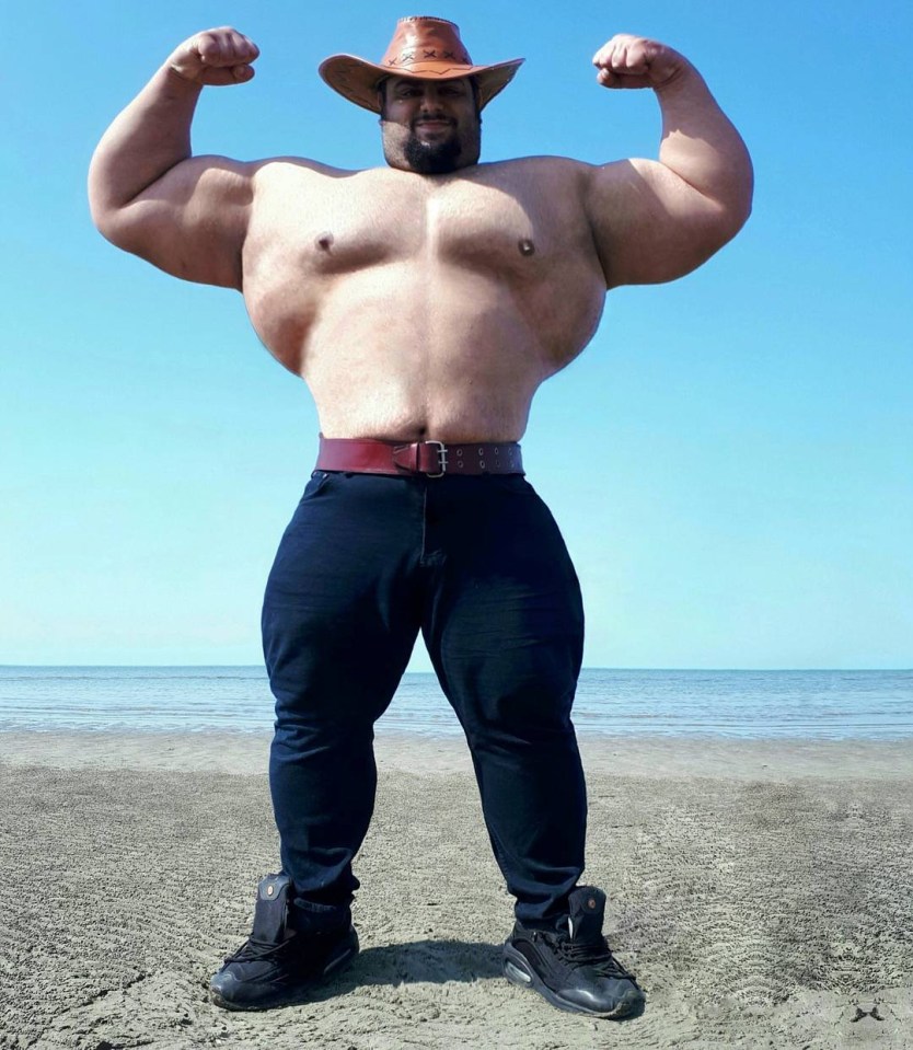 The Iranian Hulk weights around 390lbs