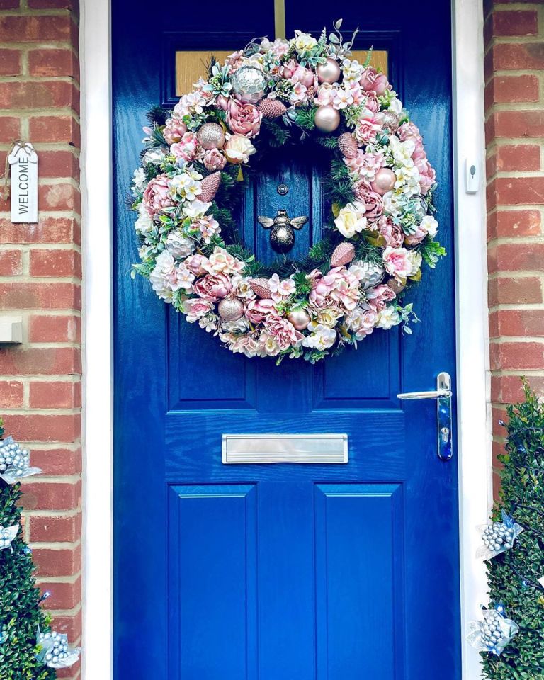 Previously Mrs Hinch put up a pretty in pink Christmas wreath on her blue door