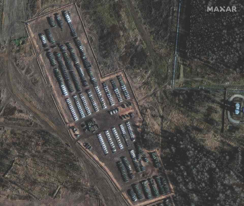 Satellite photos show Russian forces massing in Yelnya - near Ukraine and Belarus