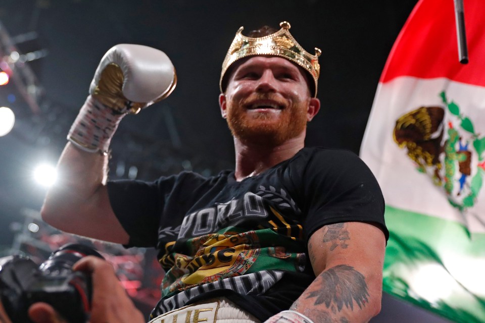 The Mexican even wore a crown once his victory had been confirmed