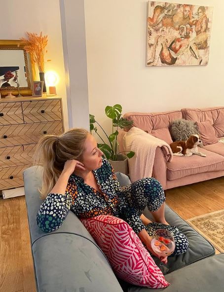 The EastEnders star showed daughter Martha in her living room