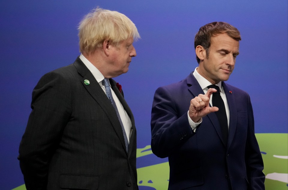 An awkward exchange between Boris and Macron