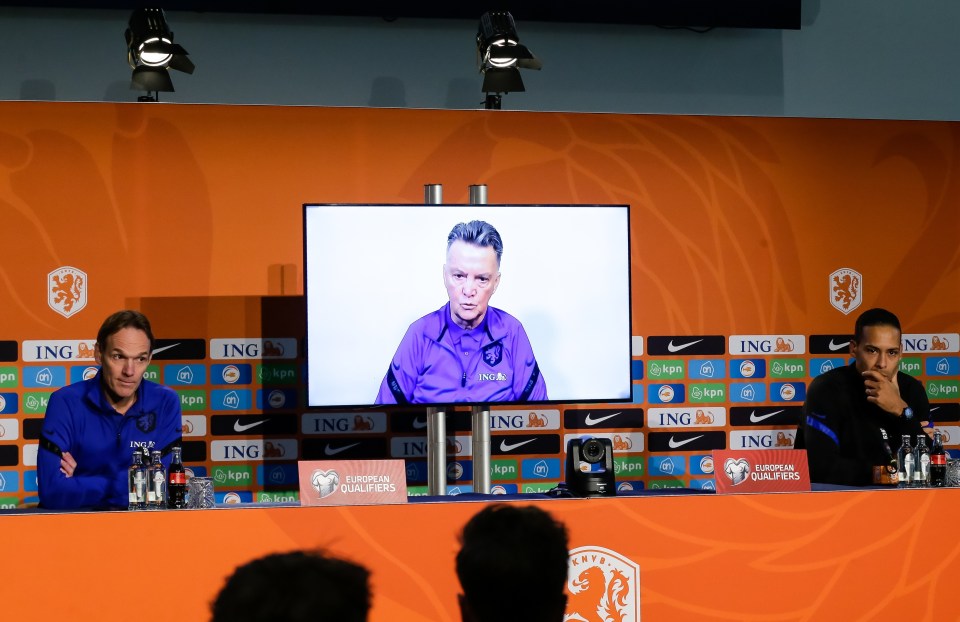 A giant van Gaal conducting Netherlands' press conference