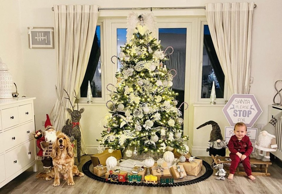 Mrs Hinch's tree last year had a stunning present display and Henry the reindeer