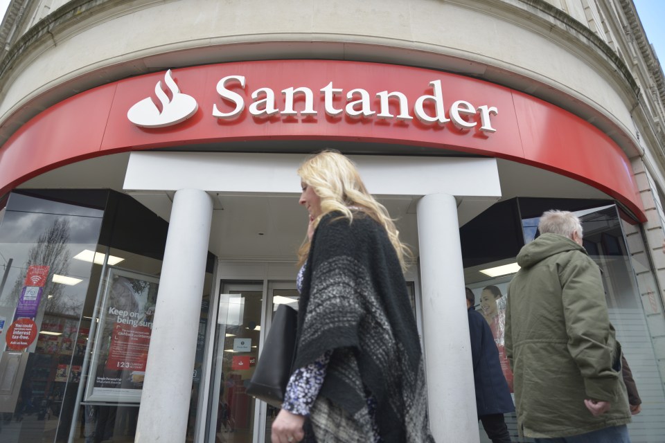 Santander accidentally payed out £130MILLION to thousands of accounts on Christmas Day